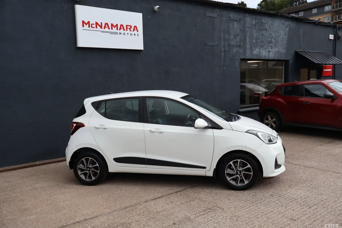 Hyundai i10 Hatchback, Petrol, 2018, White