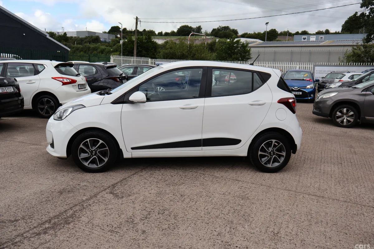 Hyundai i10 Hatchback, Petrol, 2018, White