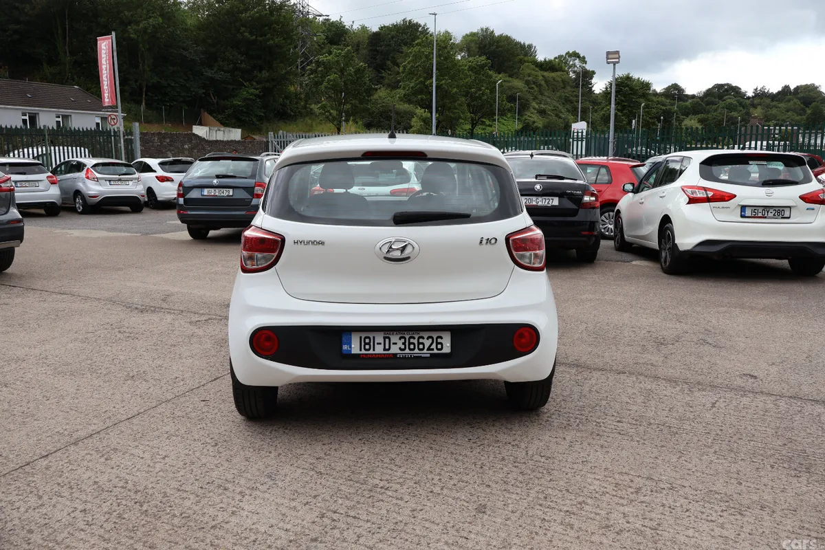 Hyundai i10 Hatchback, Petrol, 2018, White