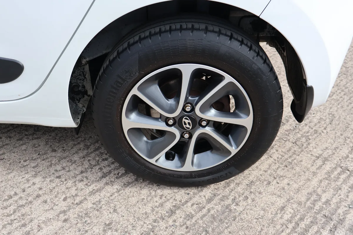 Hyundai i10 Hatchback, Petrol, 2018, White