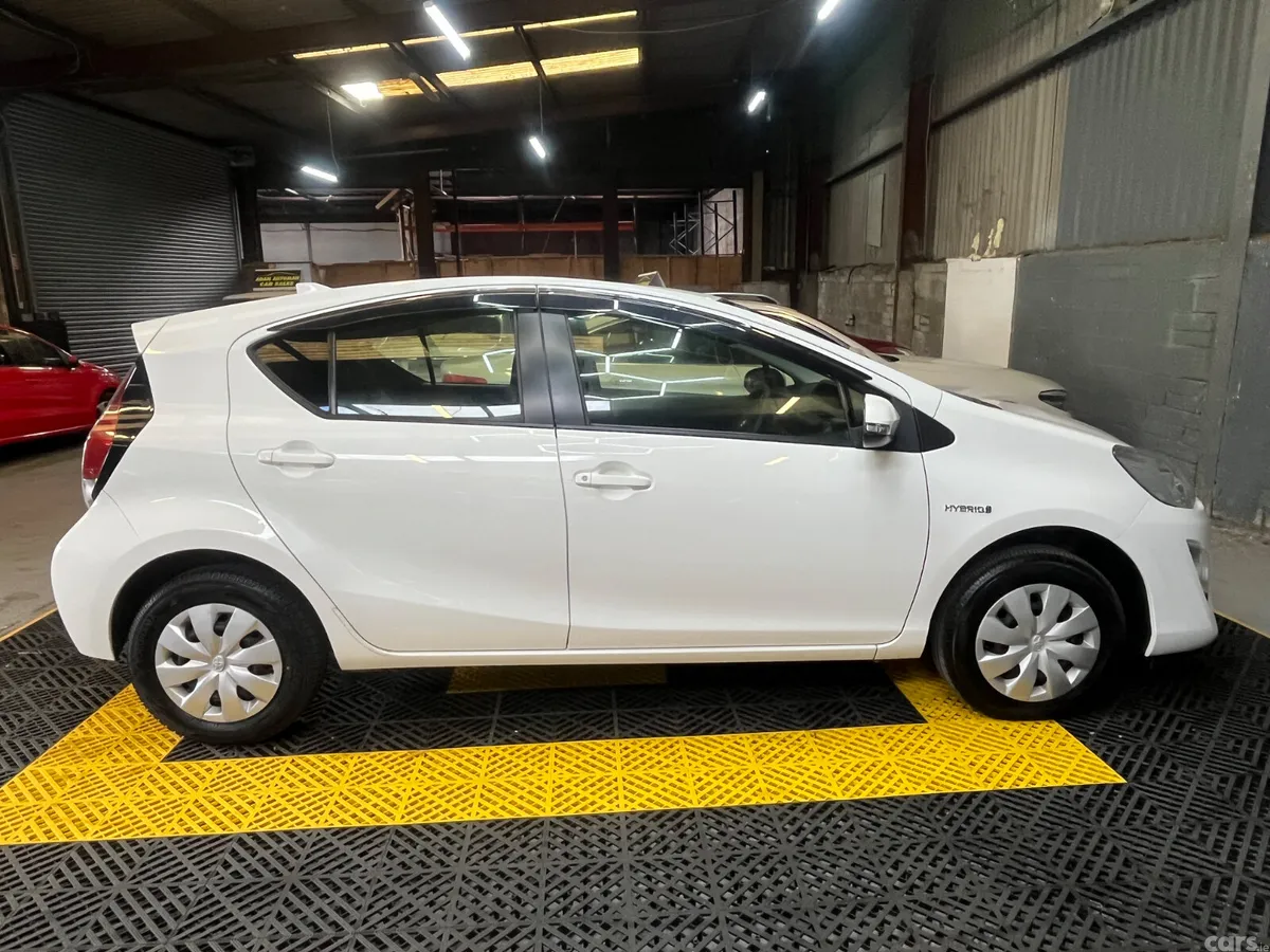 Toyota Aqua Hatchback, Petrol Hybrid, 2017, White