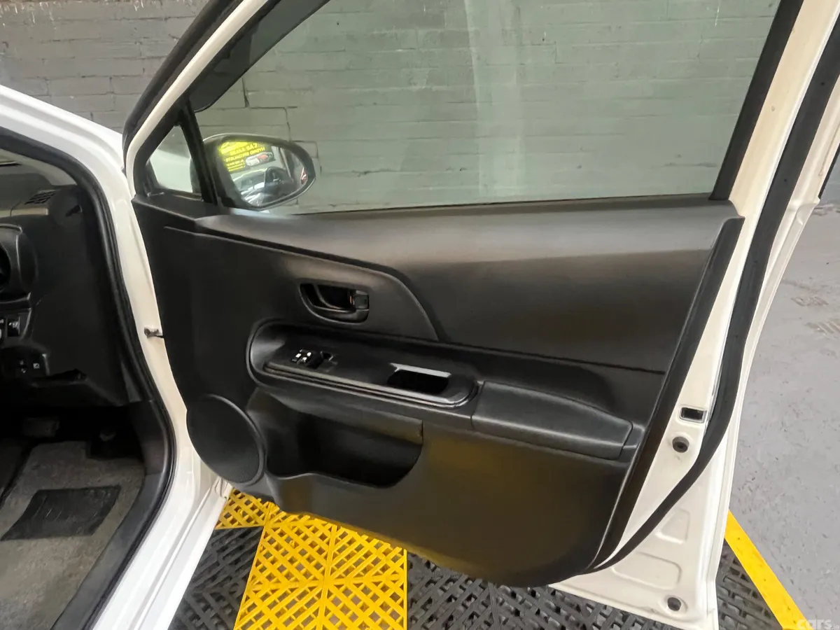 Toyota Aqua Hatchback, Petrol Hybrid, 2017, White