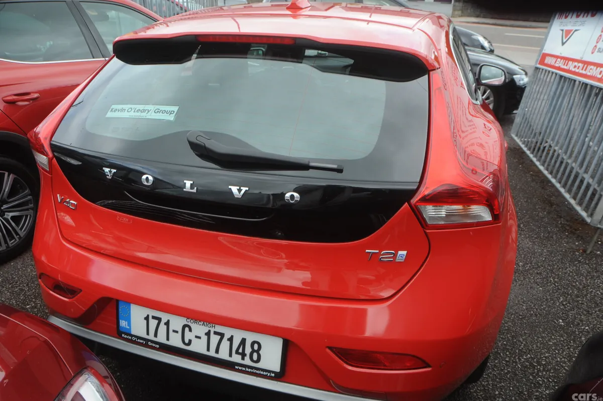 Volvo V40 Hatchback, Petrol, 2017, Red