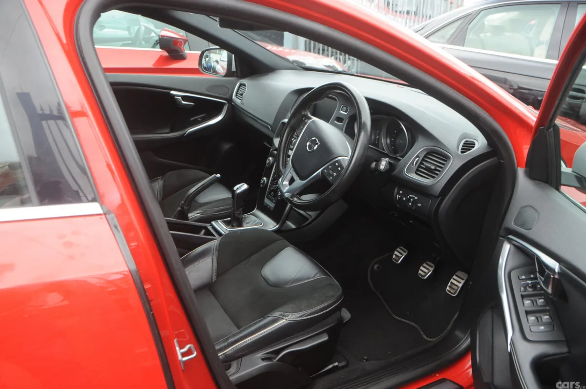 Volvo V40 Hatchback, Petrol, 2017, Red