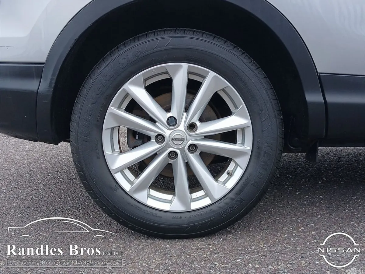 Nissan Qashqai Hatchback, Diesel, 2015, Silver