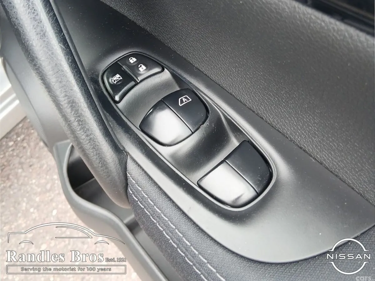 Nissan Qashqai Hatchback, Diesel, 2015, Silver