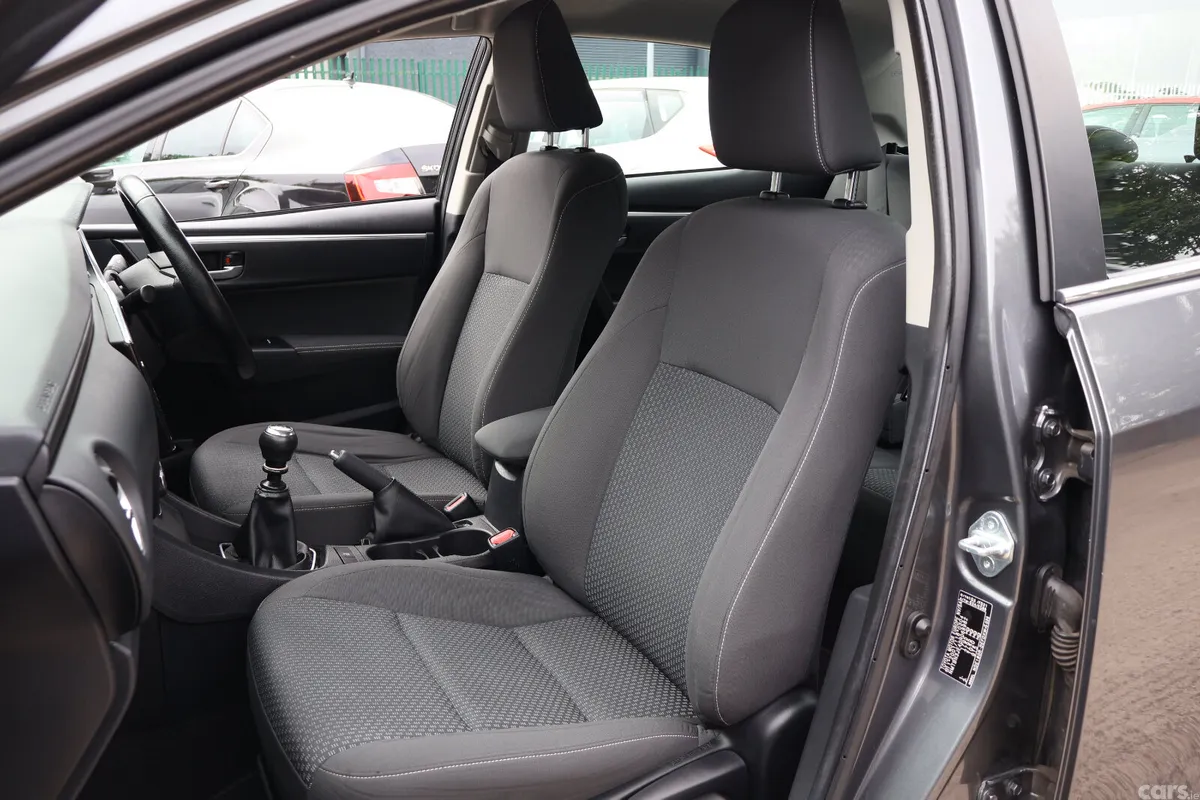 Toyota Corolla Saloon, Diesel, 2017, Grey