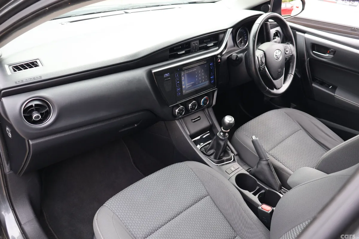 Toyota Corolla Saloon, Diesel, 2017, Grey