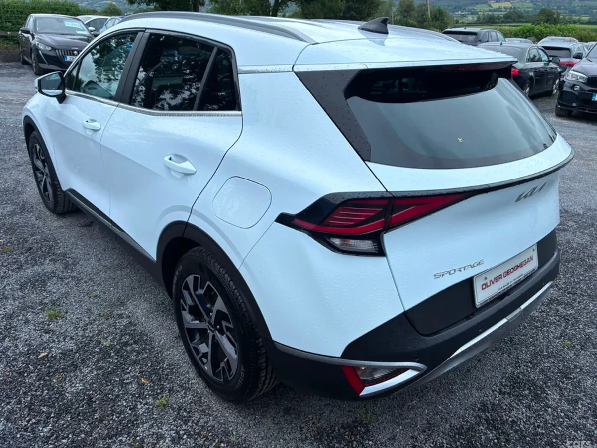 Kia Sportage MPV, Diesel Hybrid, 2023, White