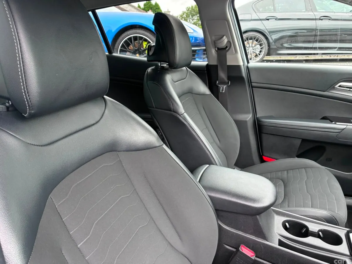 Kia Sportage MPV, Diesel Hybrid, 2023, White