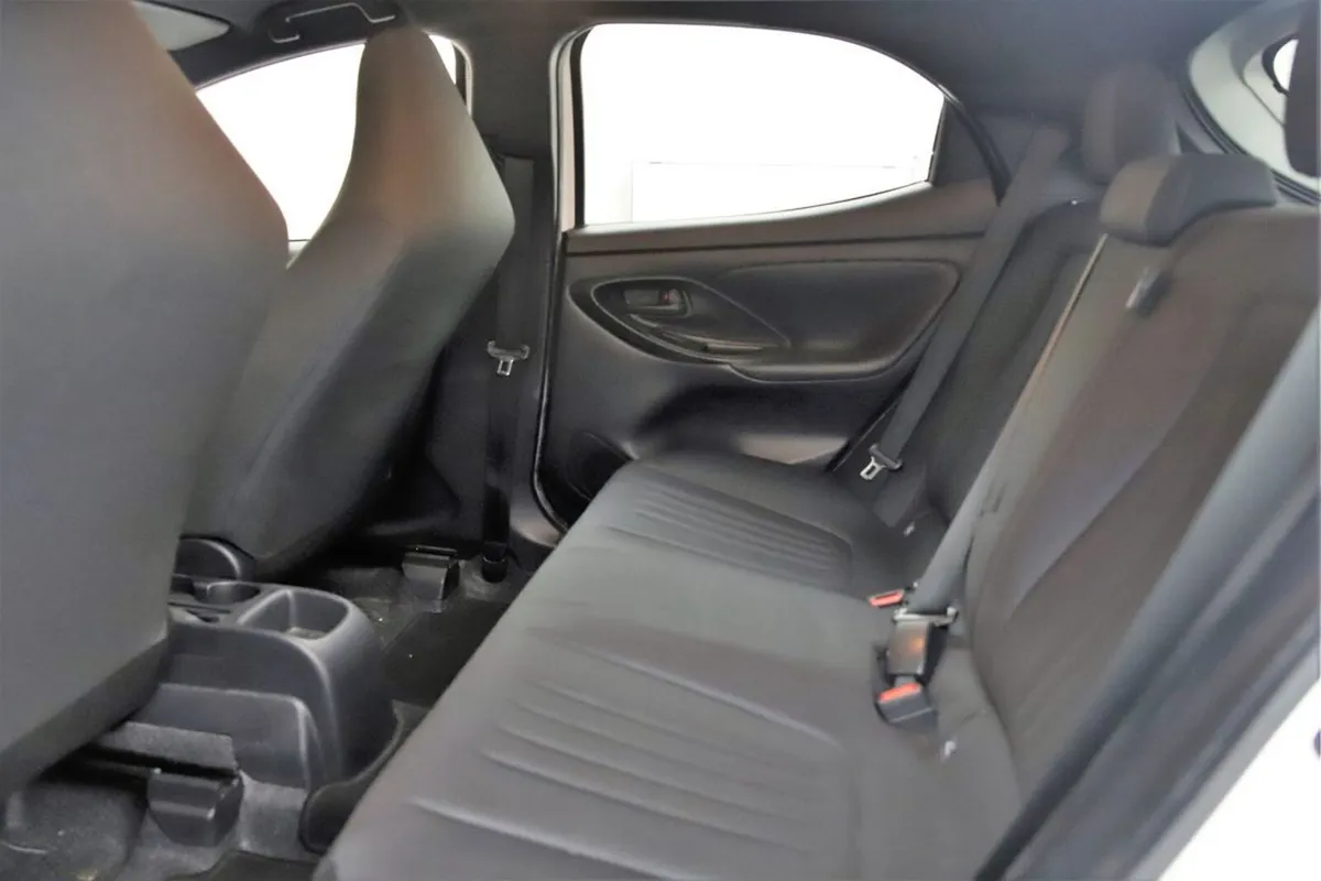 Toyota Yaris Hatchback, Petrol Hybrid, 2023, White