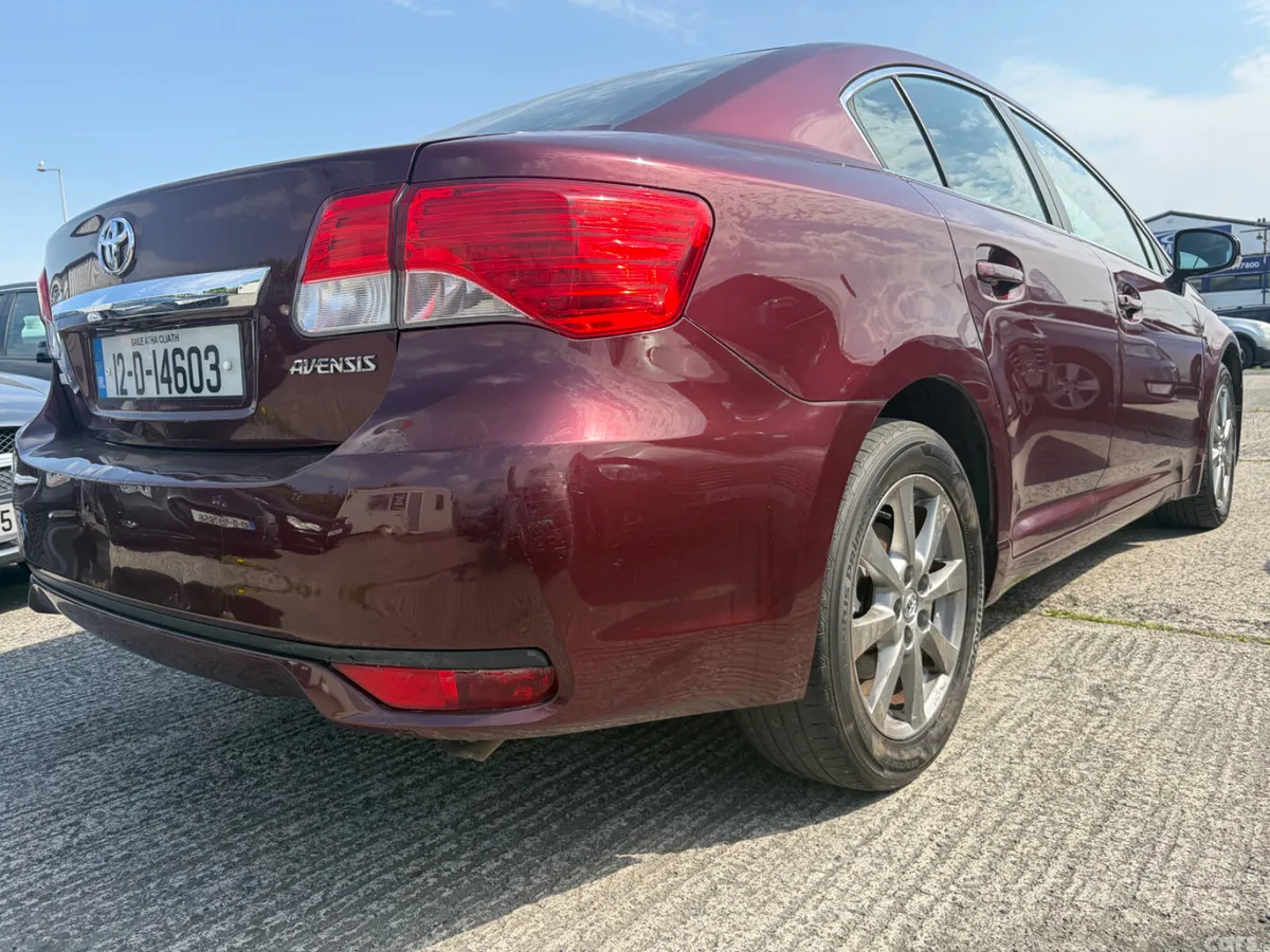 Toyota Avensis Saloon, Diesel, 2012, Red