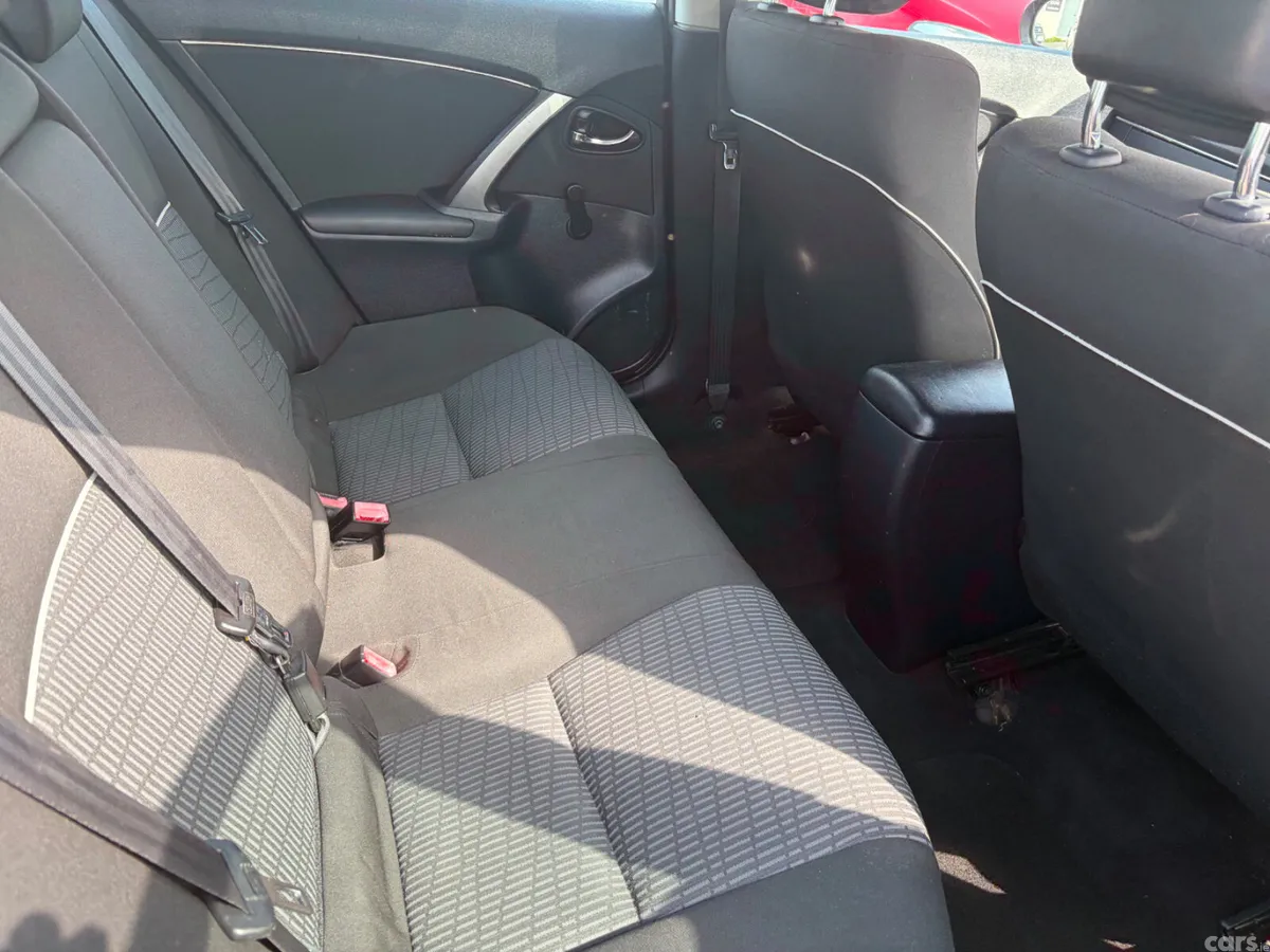 Toyota Avensis Saloon, Diesel, 2012, Red