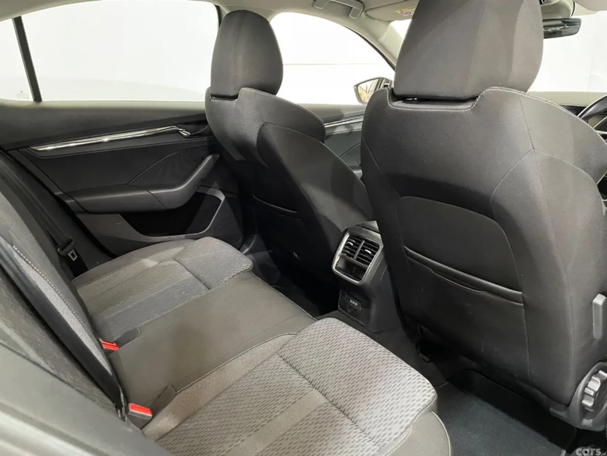 Skoda Octavia Hatchback, Diesel, 2022, Grey