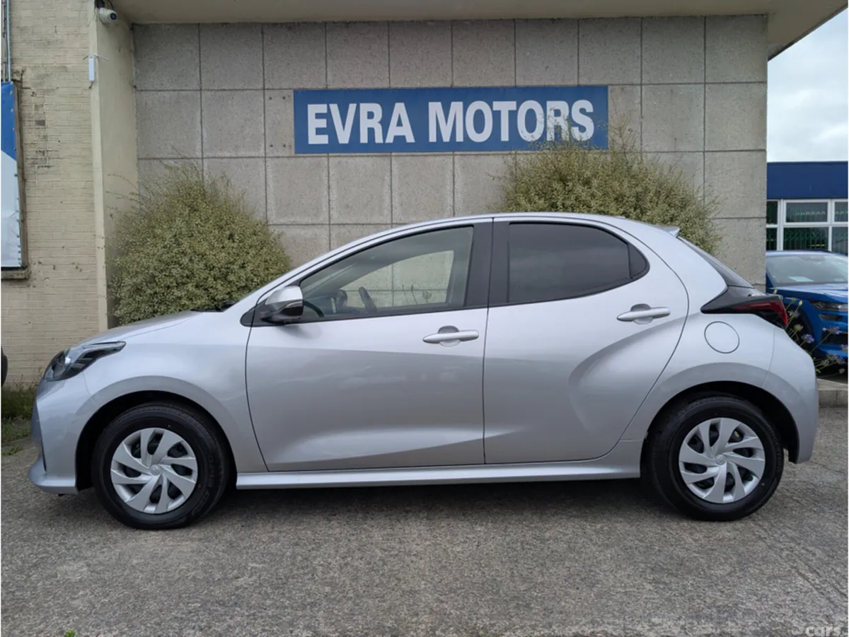 Toyota Yaris Hatchback, Petrol Hybrid, 2024, Silver