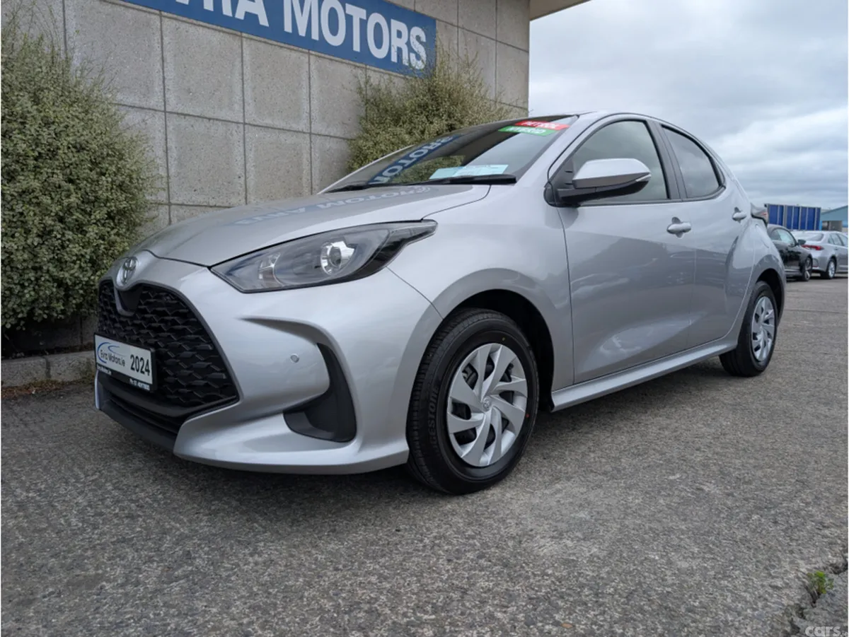 Toyota Yaris Hatchback, Petrol Hybrid, 2024, Silver