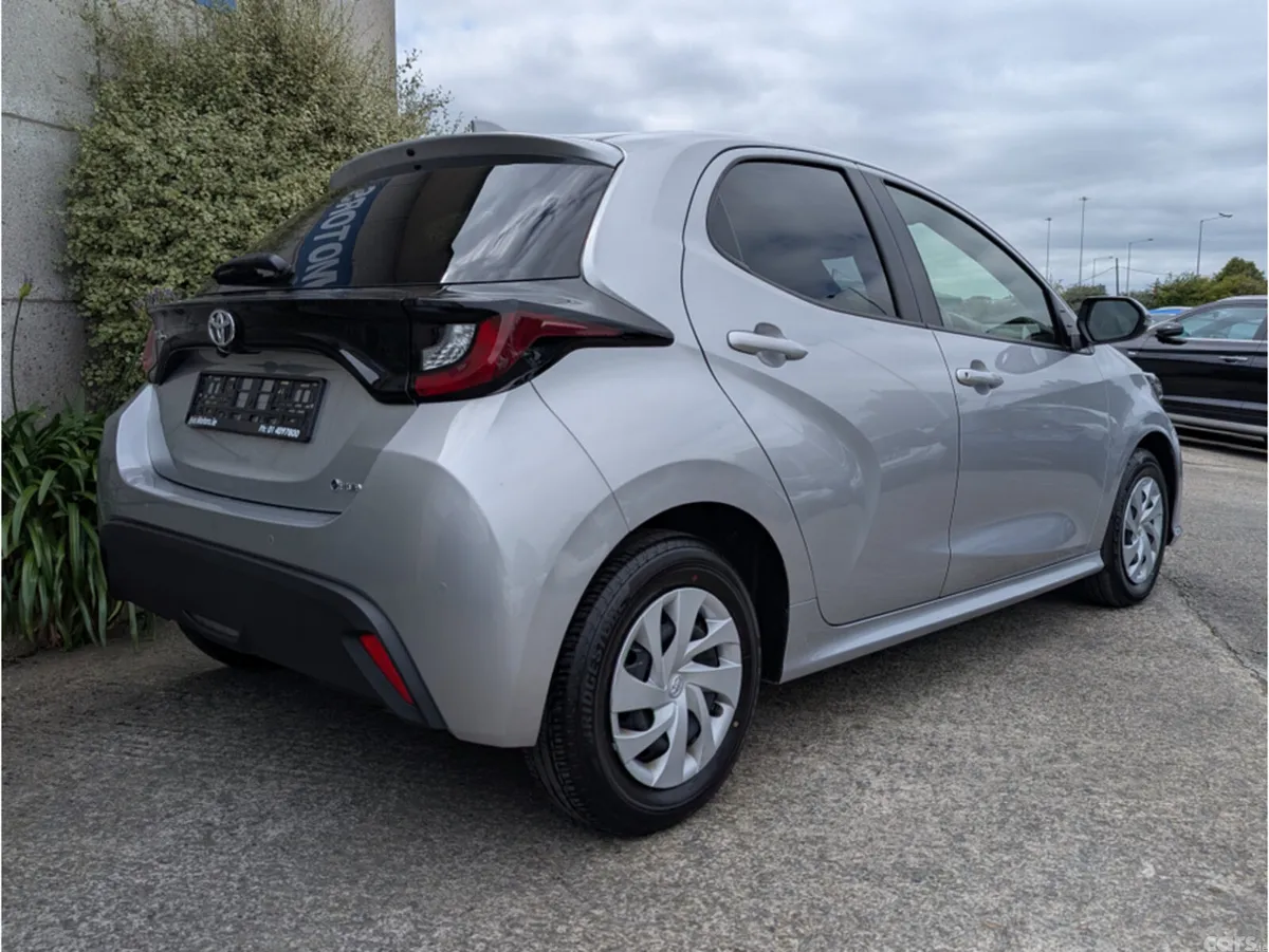 Toyota Yaris Hatchback, Petrol Hybrid, 2024, Silver