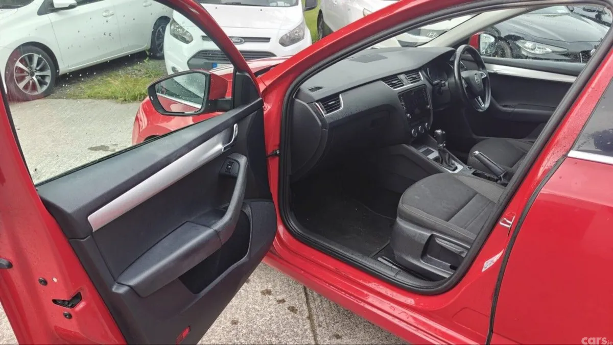 Skoda Octavia Hatchback, Petrol, 2019, Red