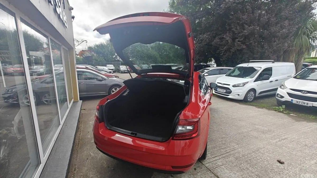 Skoda Octavia Hatchback, Petrol, 2019, Red