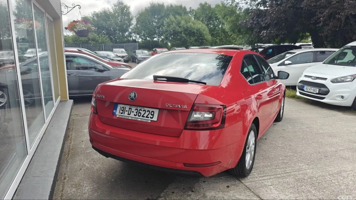 Skoda Octavia Hatchback, Petrol, 2019, Red