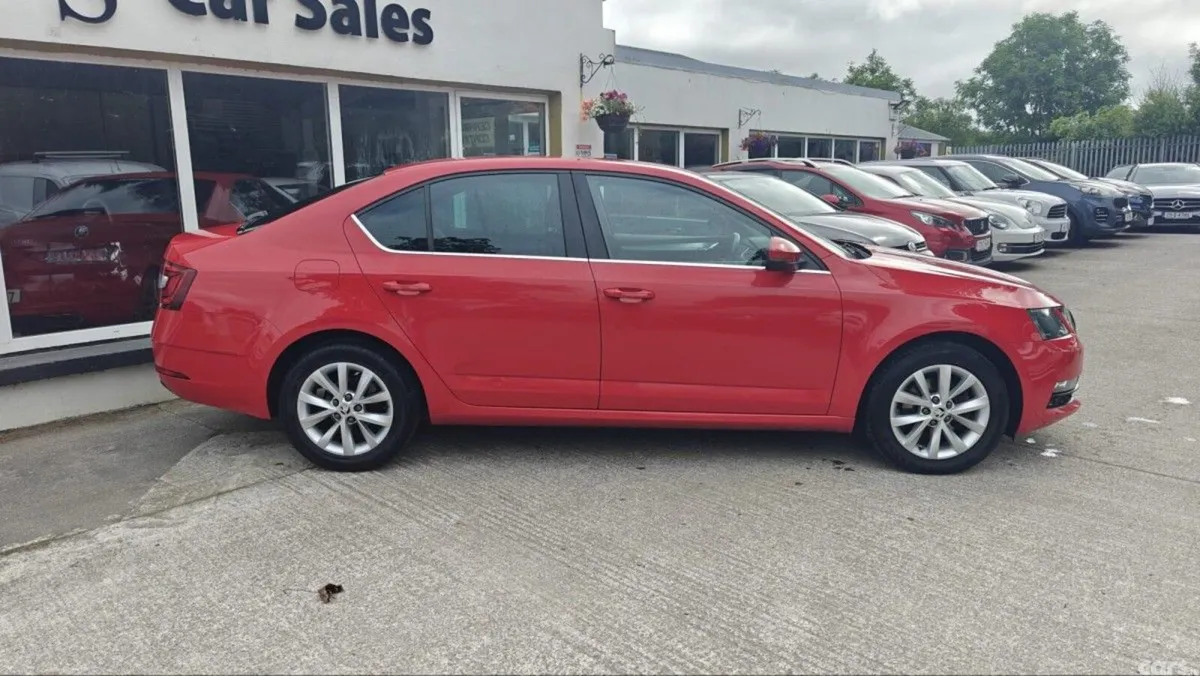 Skoda Octavia Hatchback, Petrol, 2019, Red