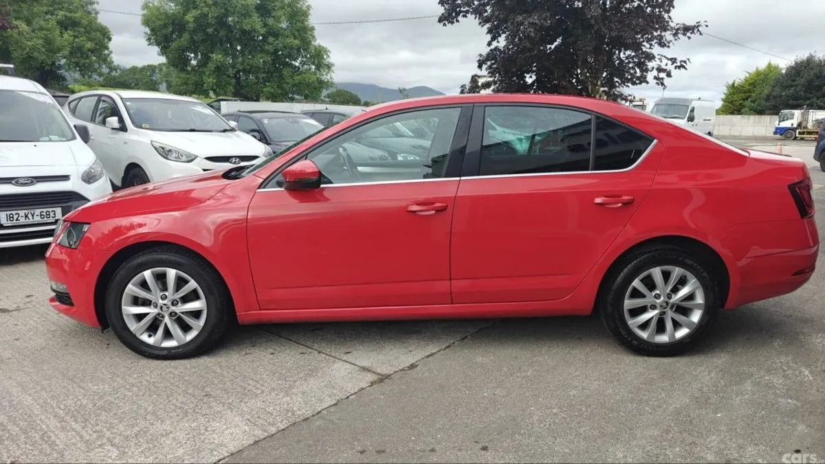 Skoda Octavia Hatchback, Petrol, 2019, Red