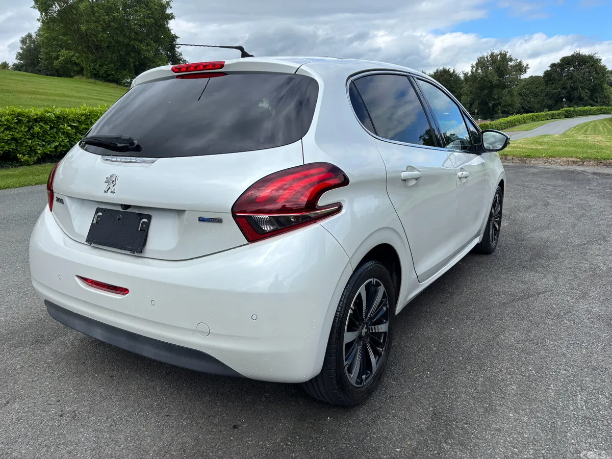 Peugeot 208 Hatchback, Petrol, 2017, White