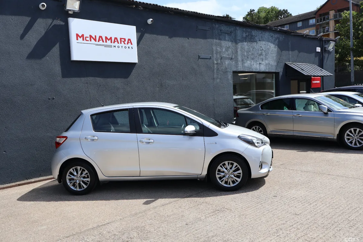 Toyota Yaris MPV, Petrol Hybrid, 2018, Grey