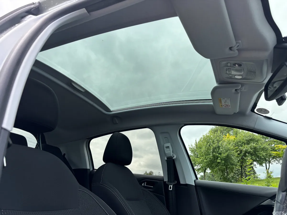 Peugeot 208 Hatchback, Petrol, 2017, White