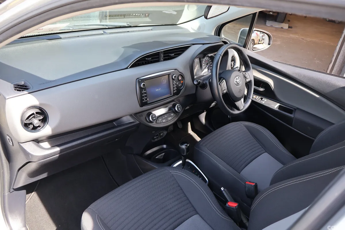 Toyota Yaris MPV, Petrol Hybrid, 2018, Grey