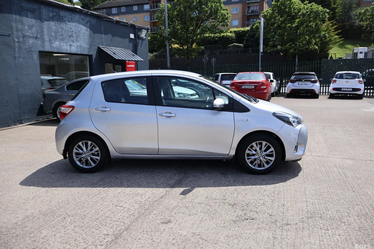 Toyota Yaris MPV, Petrol Hybrid, 2018, Grey