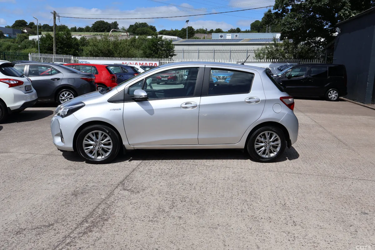 Toyota Yaris MPV, Petrol Hybrid, 2018, Grey