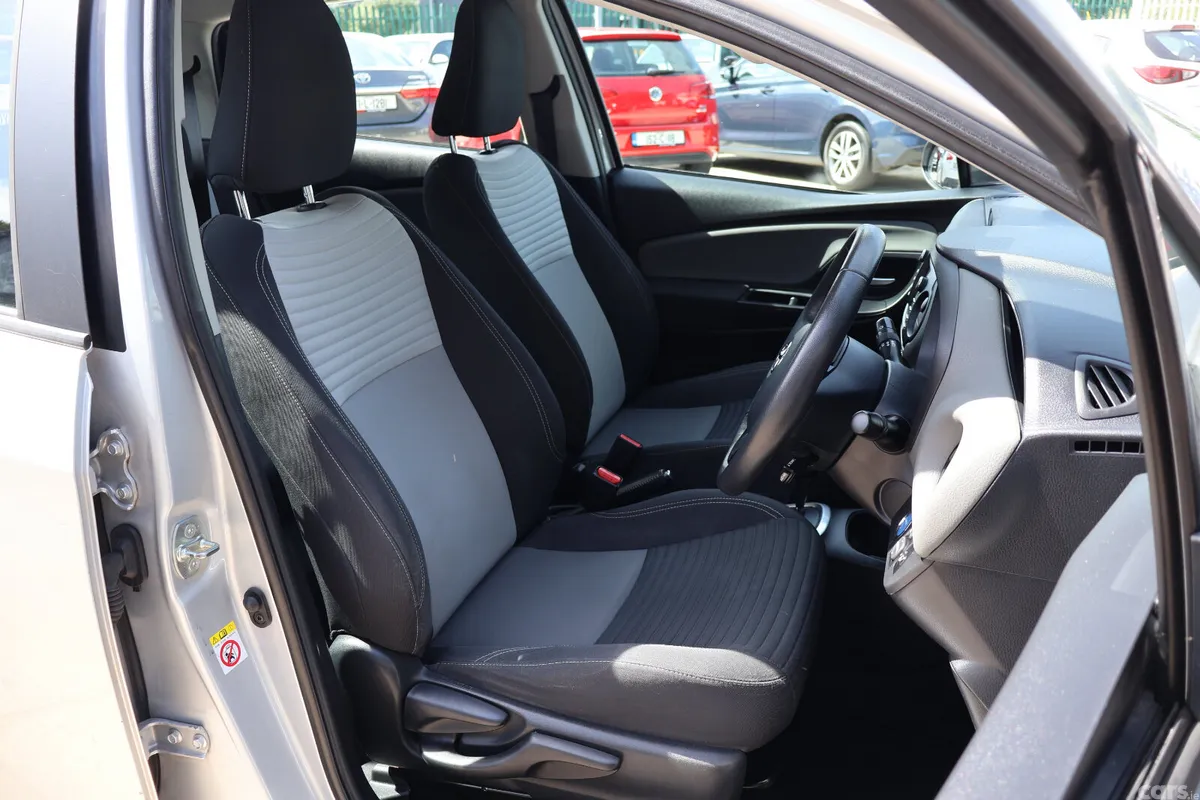 Toyota Yaris MPV, Petrol Hybrid, 2018, Grey