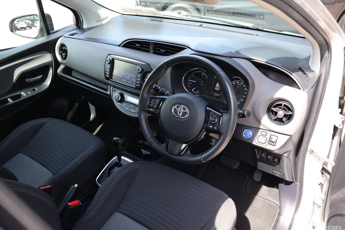 Toyota Yaris MPV, Petrol Hybrid, 2018, Grey