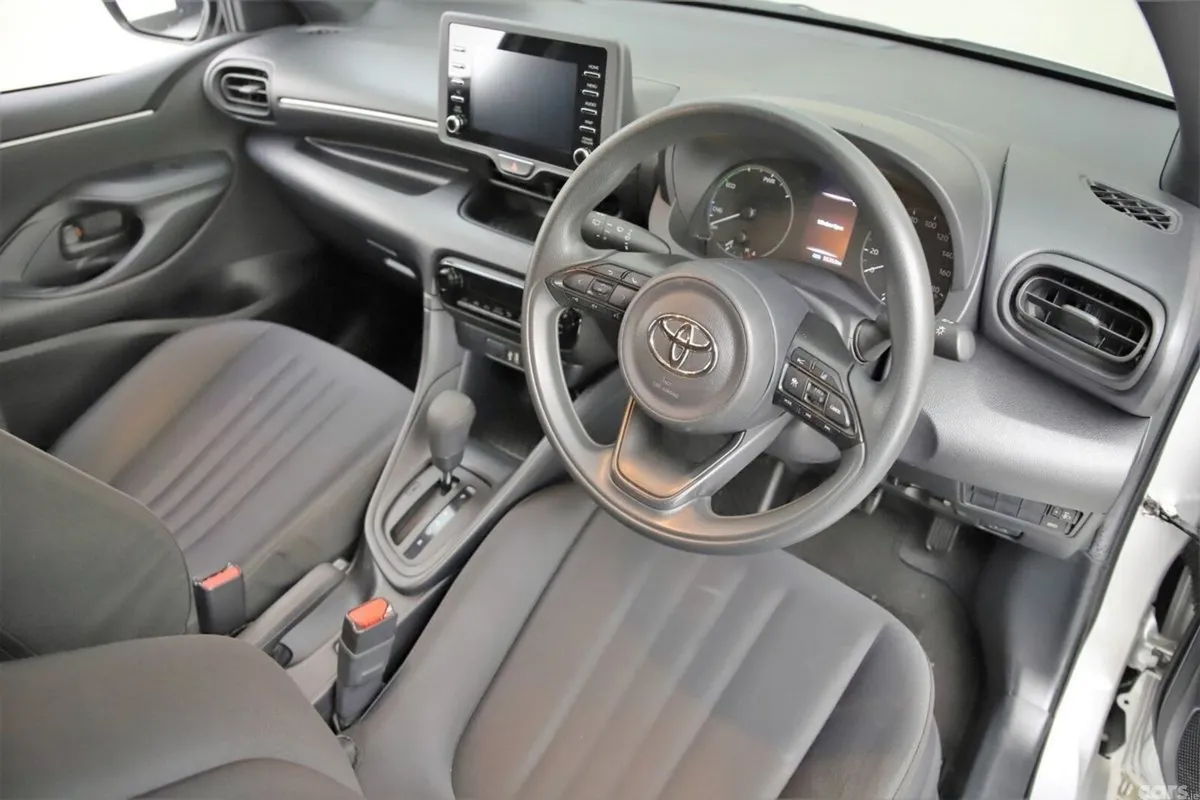 Toyota Yaris Hatchback, Petrol Hybrid, 2023, White