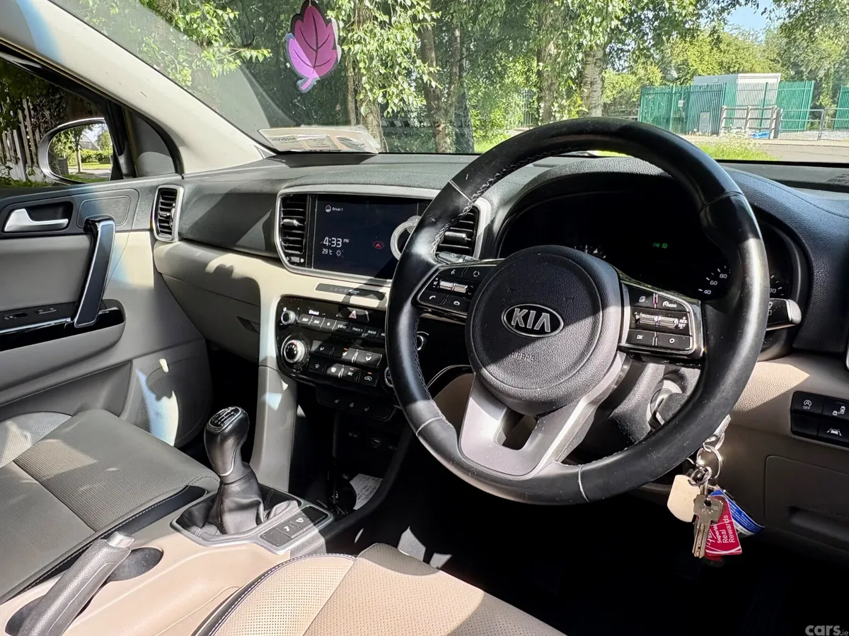 Kia Sportage SUV, Diesel Hybrid, 2021, White