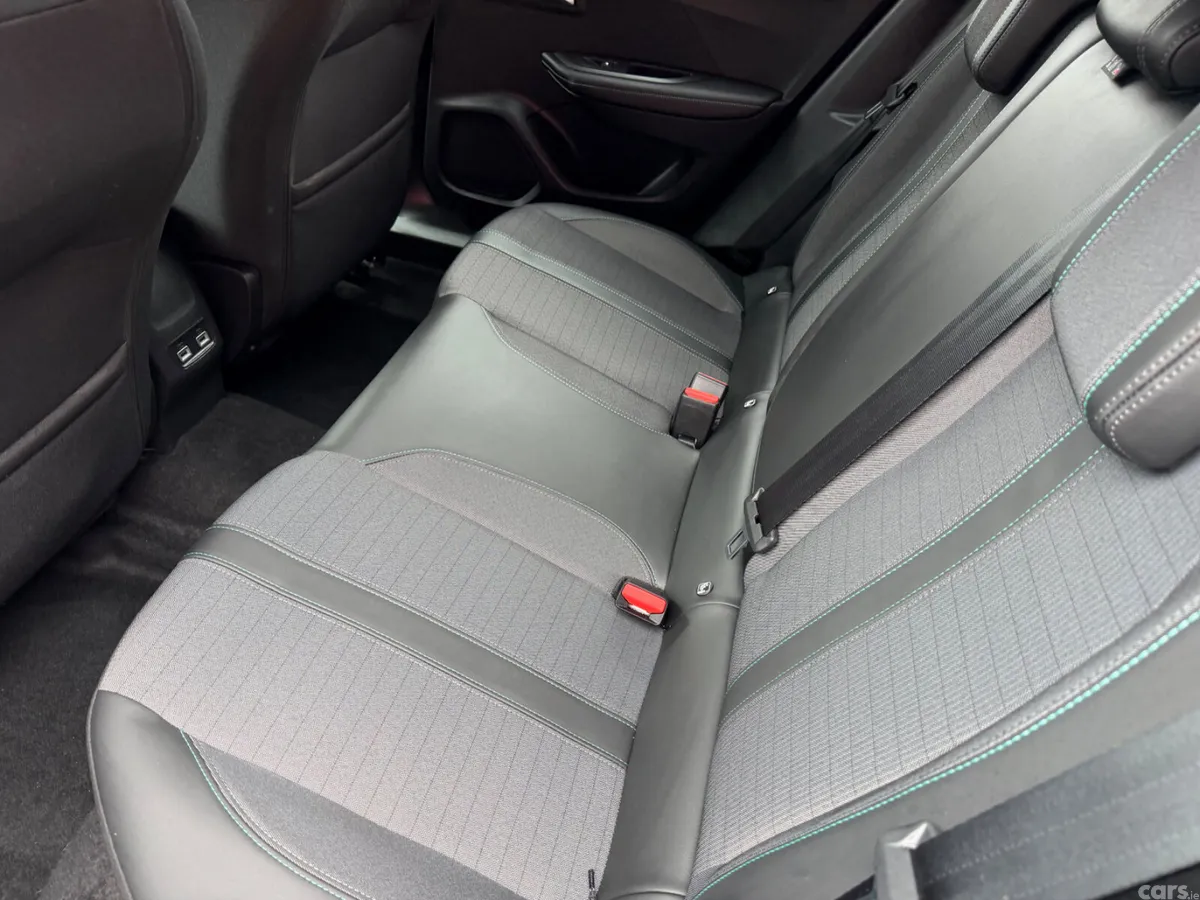 Peugeot 2008 MPV, Petrol, 2023, Blue