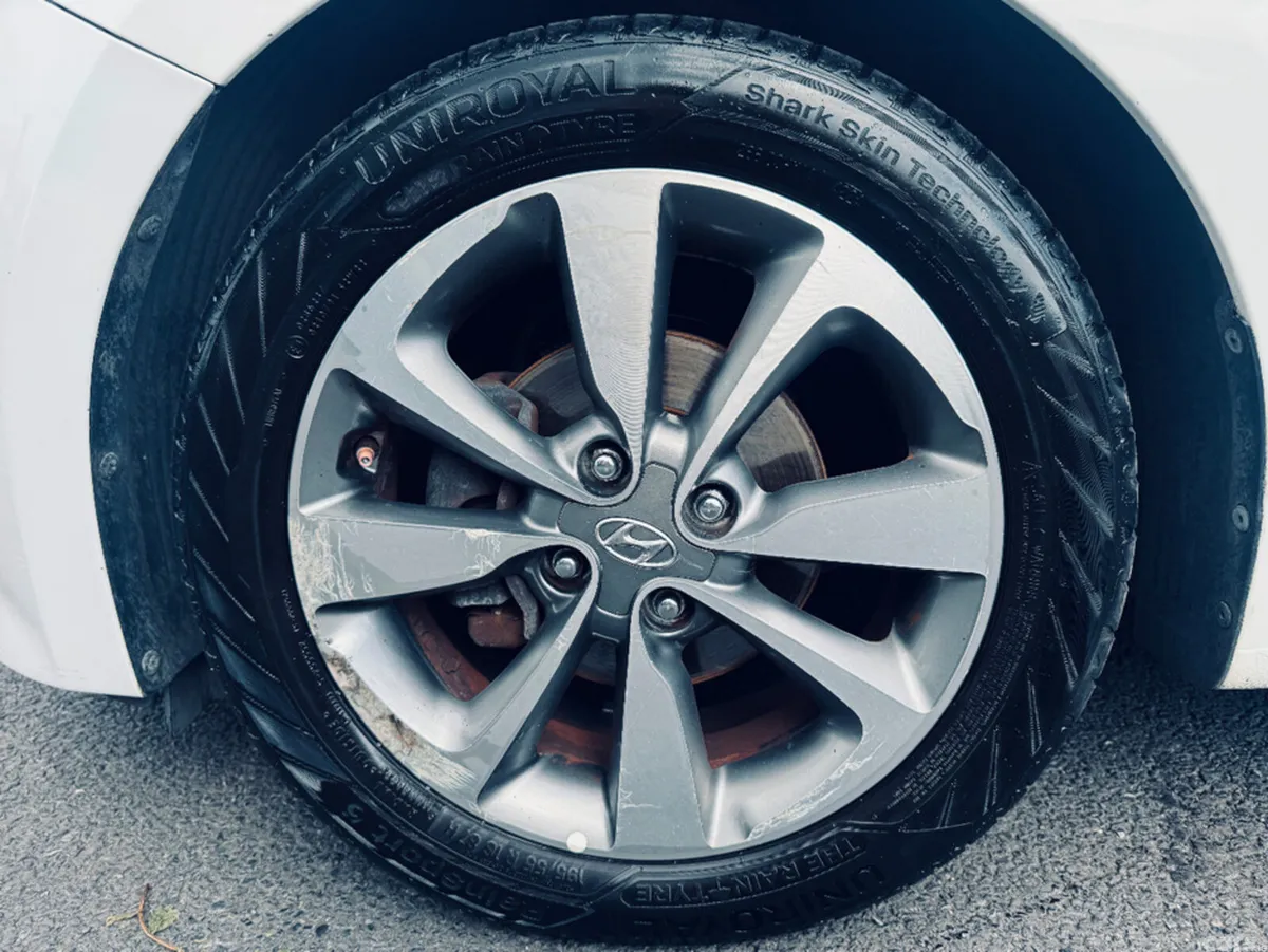 Hyundai i20 Hatchback, Petrol, 2017, White