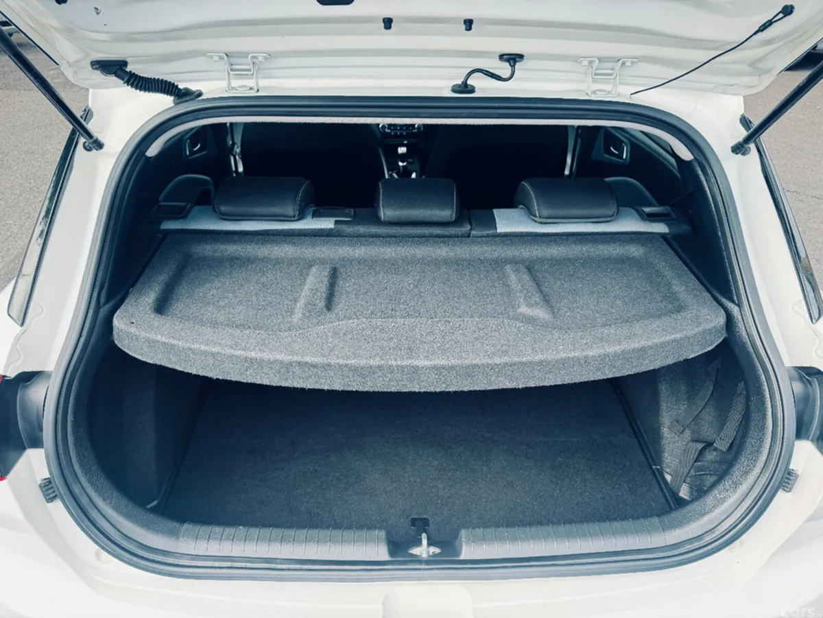 Hyundai i20 Hatchback, Petrol, 2017, White
