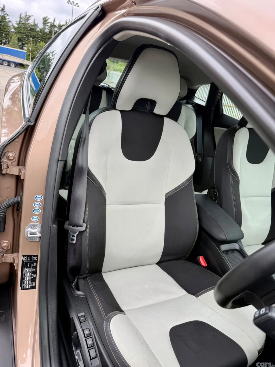 Volvo V40 Hatchback, Diesel, 2015, Orange