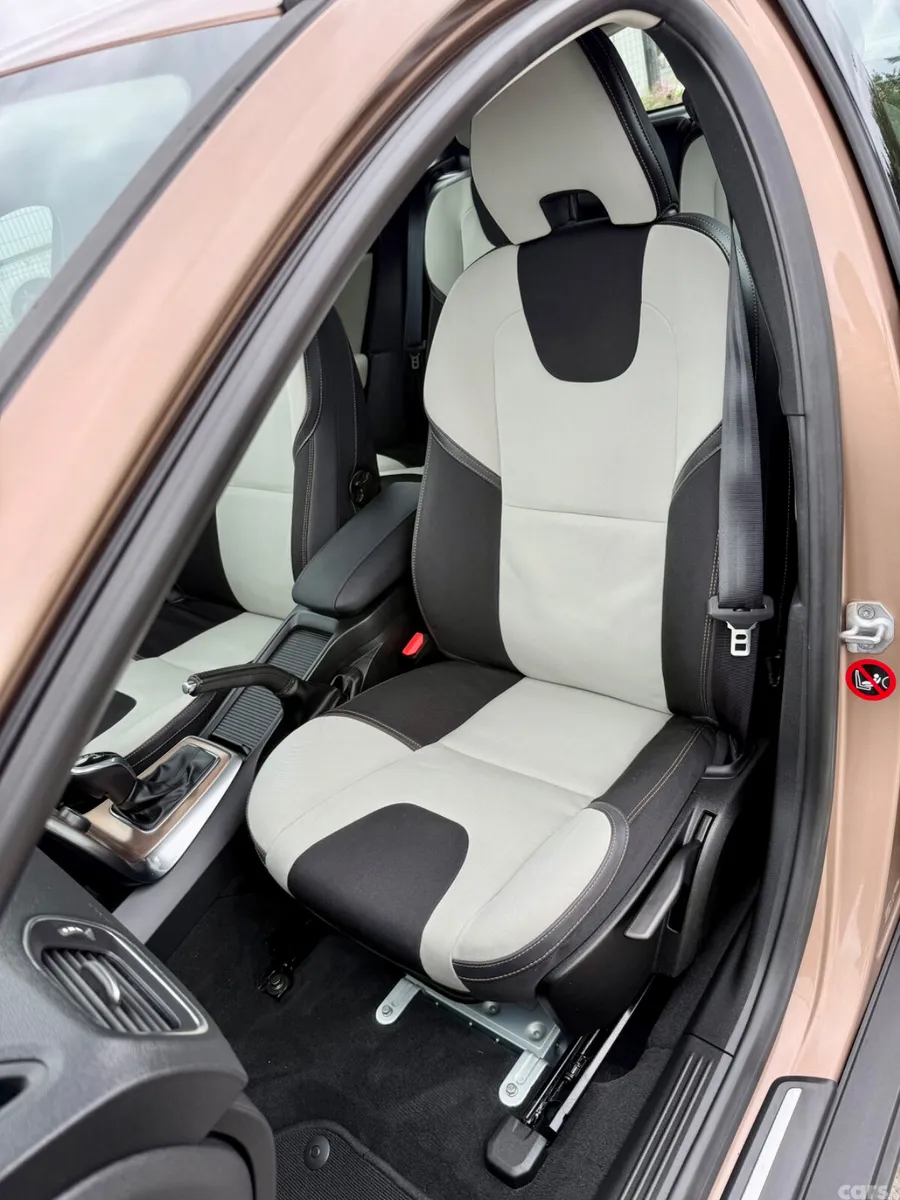 Volvo V40 Hatchback, Diesel, 2015, Orange