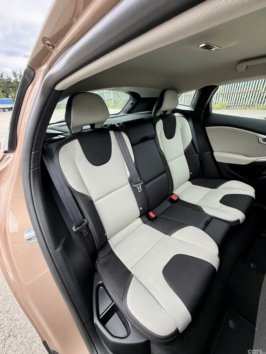 Volvo V40 Hatchback, Diesel, 2015, Orange
