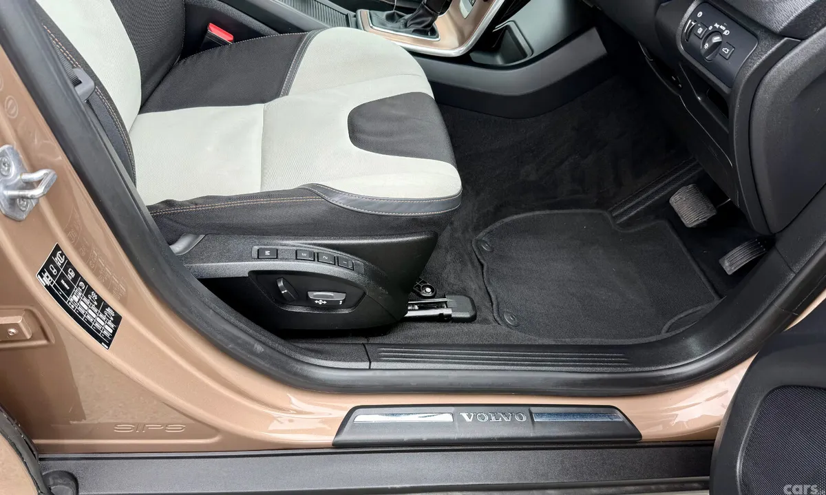 Volvo V40 Hatchback, Diesel, 2015, Orange