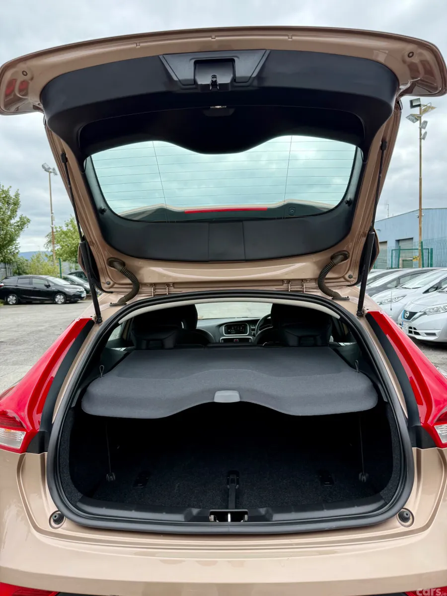 Volvo V40 Hatchback, Diesel, 2015, Orange