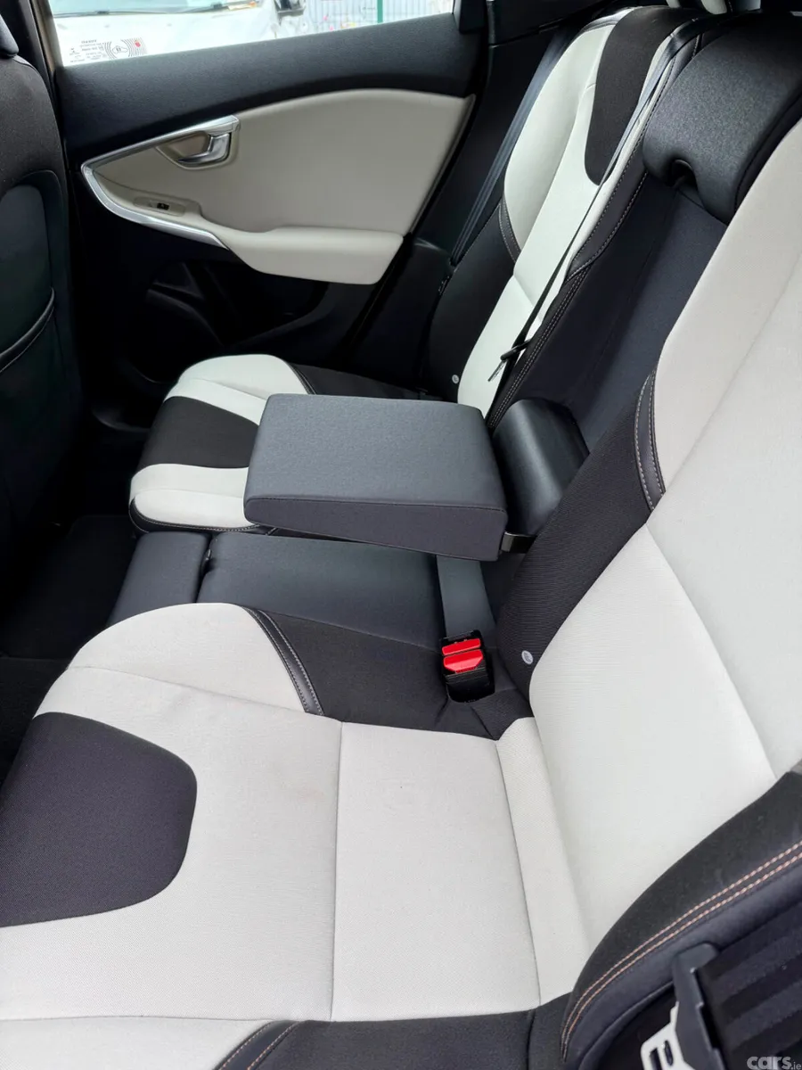 Volvo V40 Hatchback, Diesel, 2015, Orange