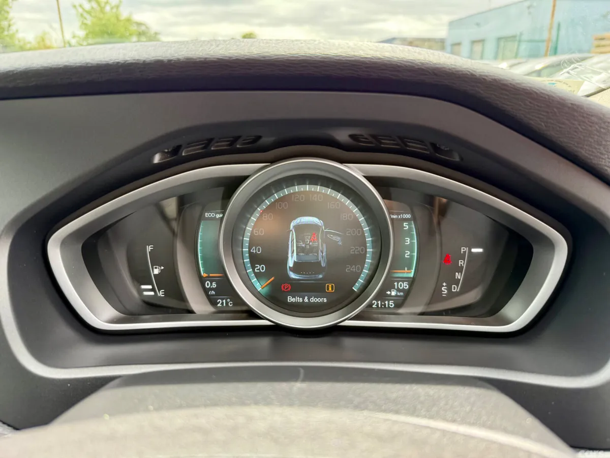 Volvo V40 Hatchback, Diesel, 2015, Orange