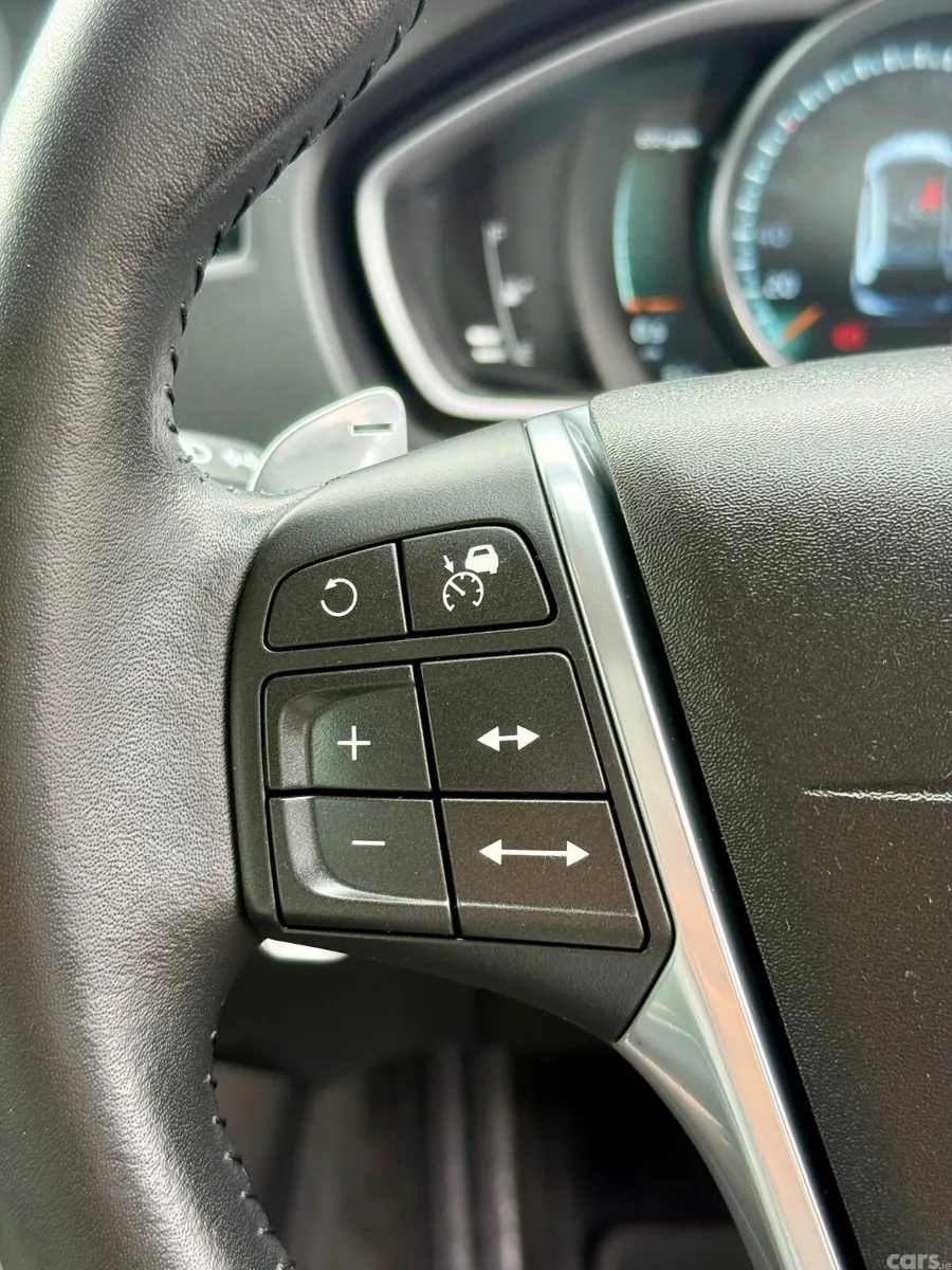 Volvo V40 Hatchback, Diesel, 2015, Orange