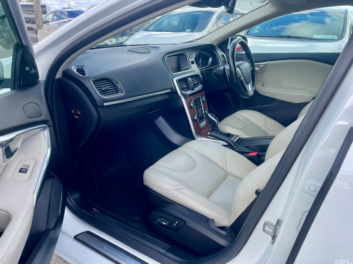 Volvo V40 Hatchback, Diesel, 2018, White