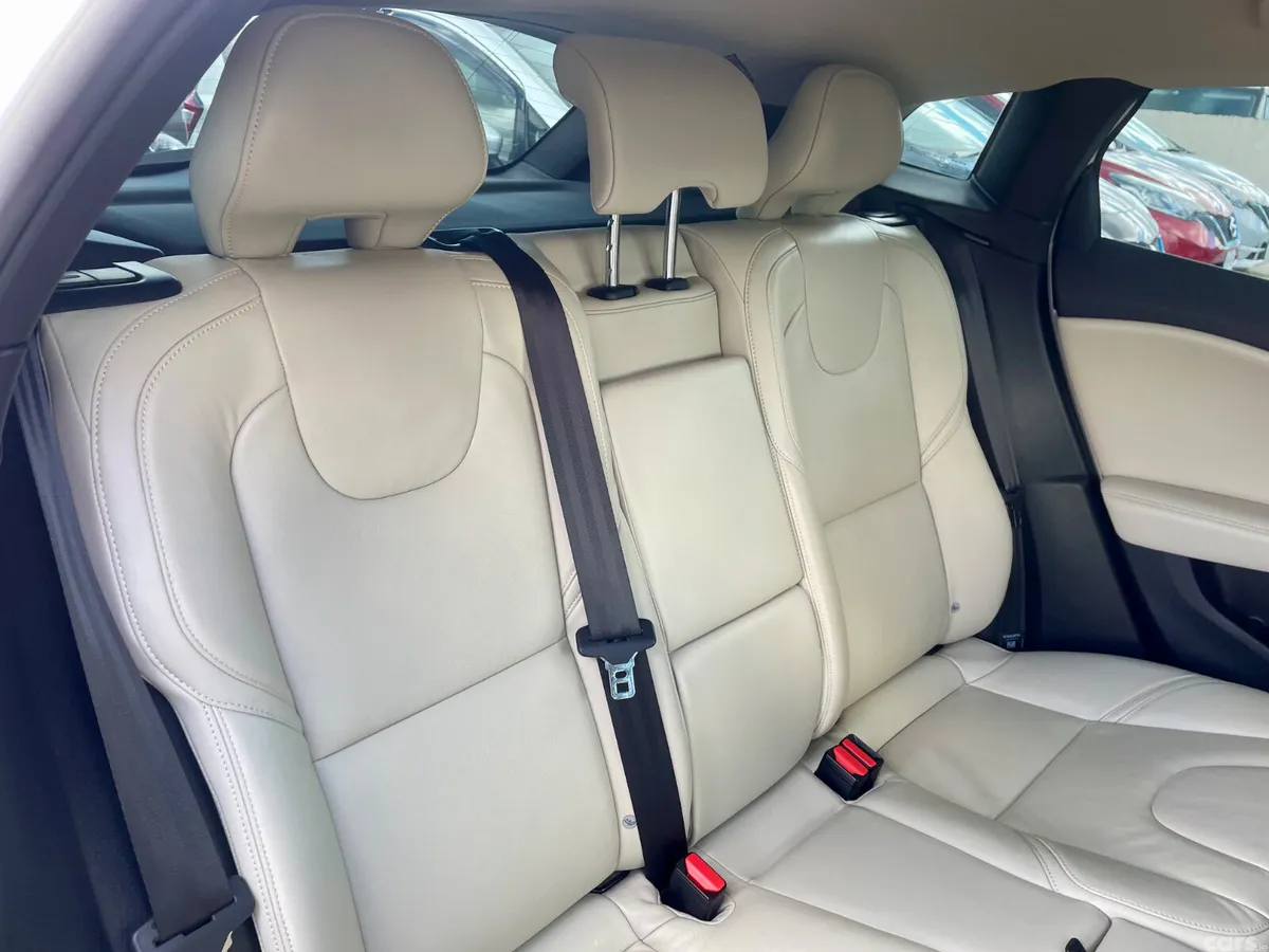 Volvo V40 Hatchback, Diesel, 2018, White