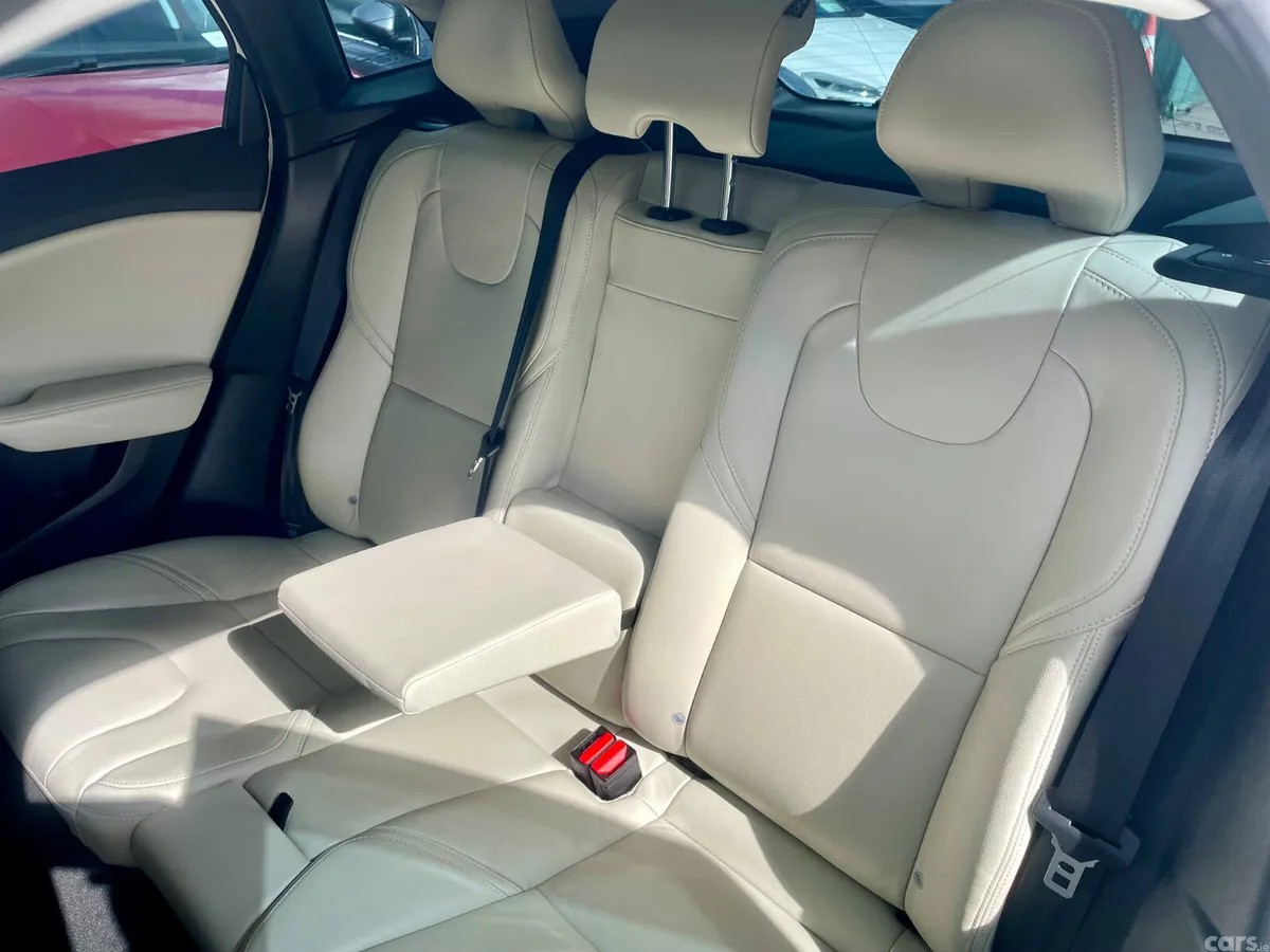 Volvo V40 Hatchback, Diesel, 2018, White